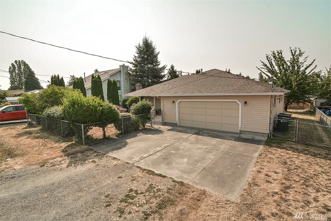 Property Photo: 1241 SW 150th St WA 98166