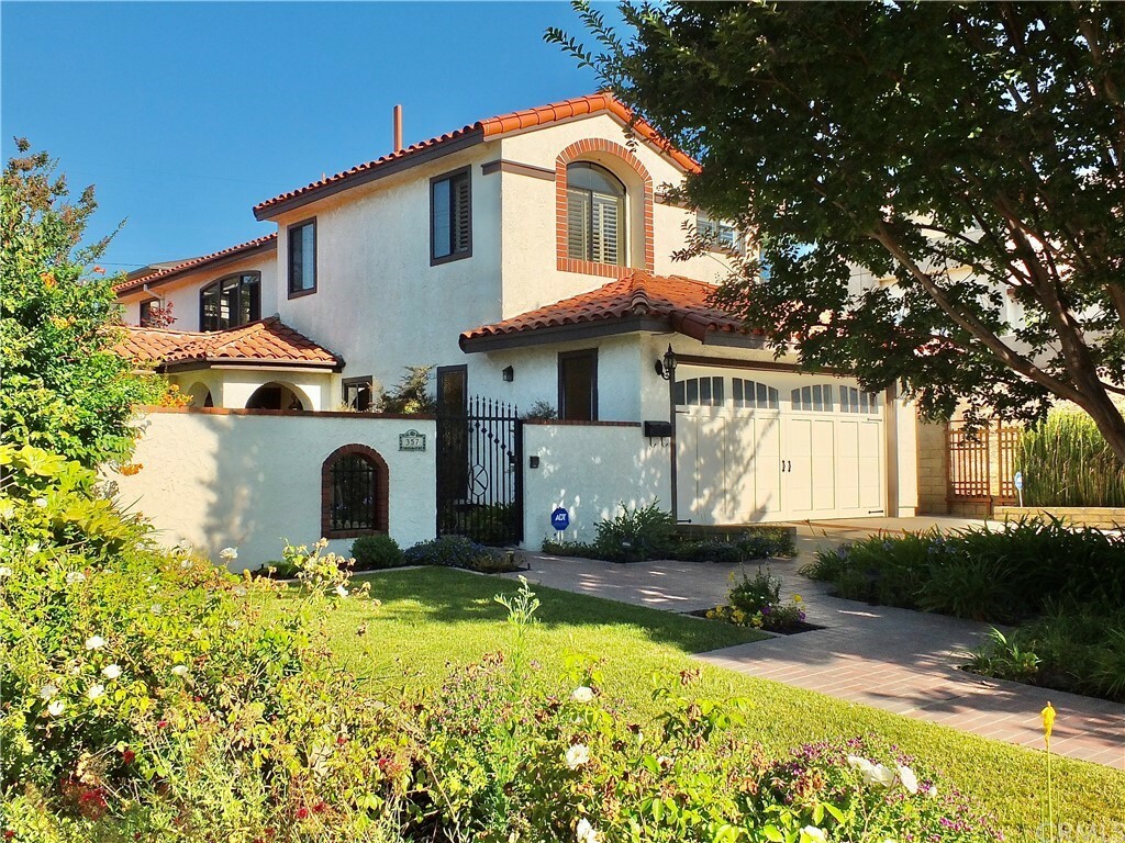 Property Photo: 357 Ultimo Avenue CA 90814