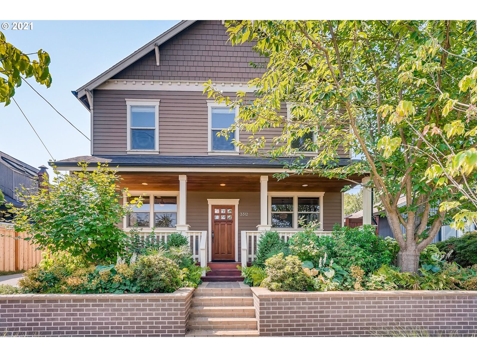 Property Photo:  3312 NE Holman St  OR 97211 