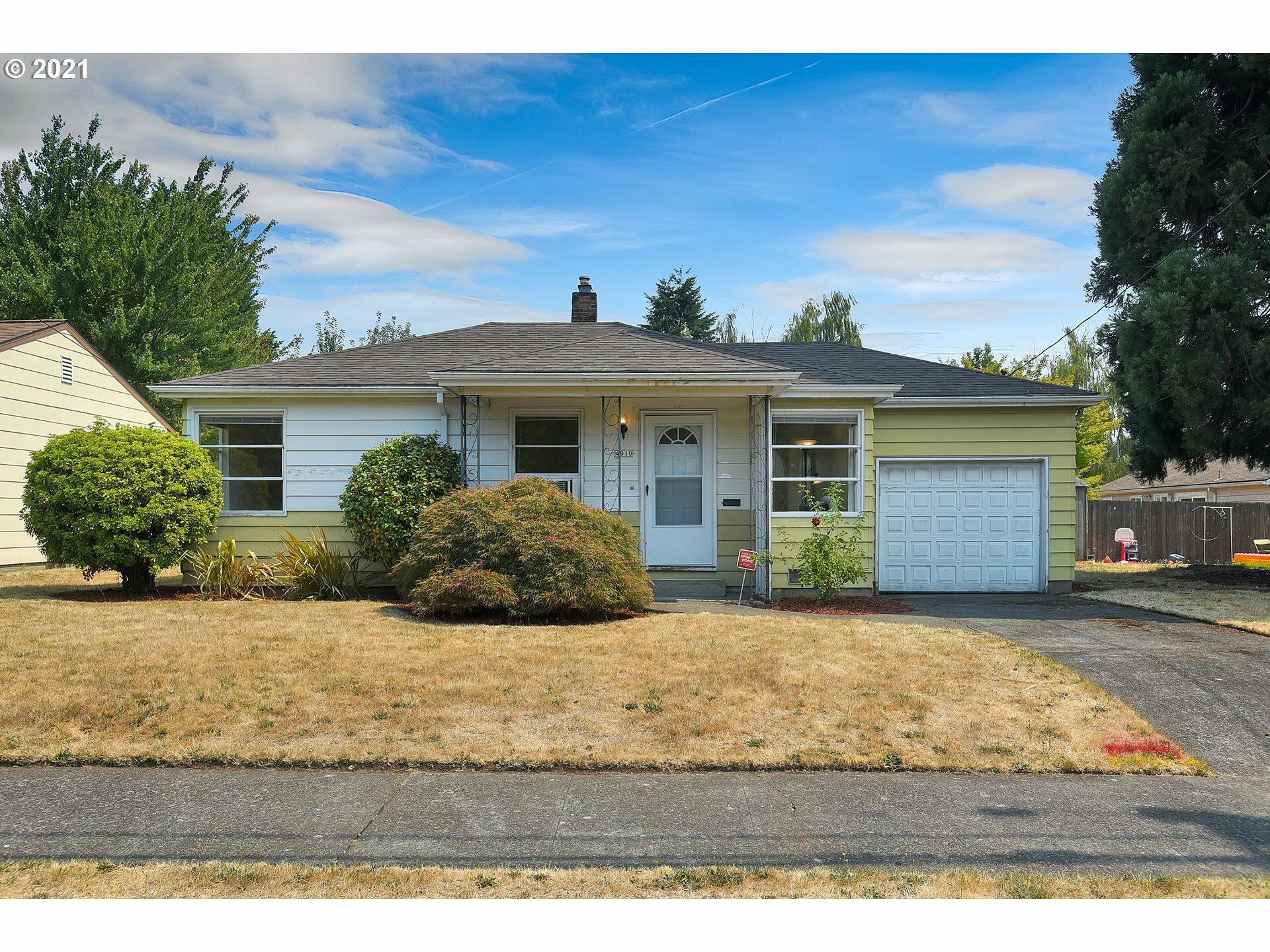 Property Photo:  4910 SE 49th Ave  OR 97206 