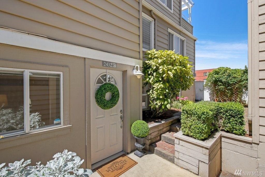 Property Photo: 2432 Dexter Ave N B WA 98109