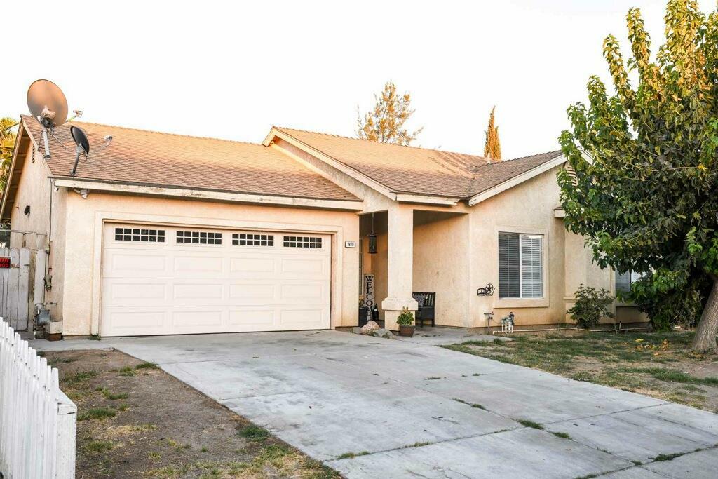 Property Photo:  810 El Pinal Lane  CA 93635 