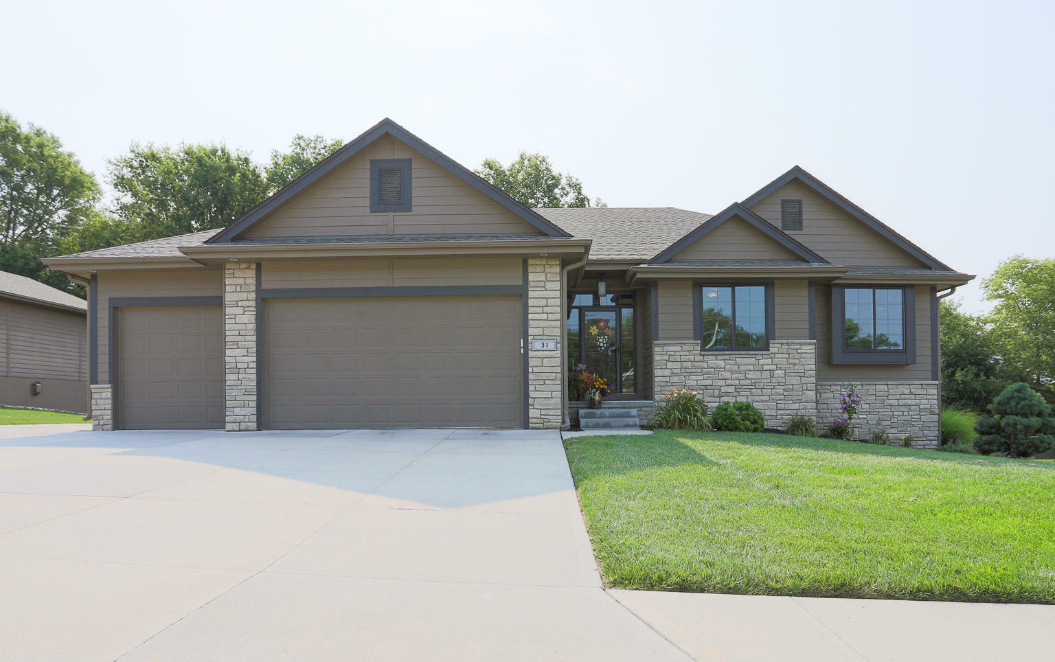 Property Photo: 31 Kingsridge Drive N IA 51503