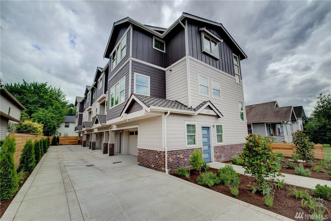 Property Photo:  520 Williams Ave S C  WA 98057 