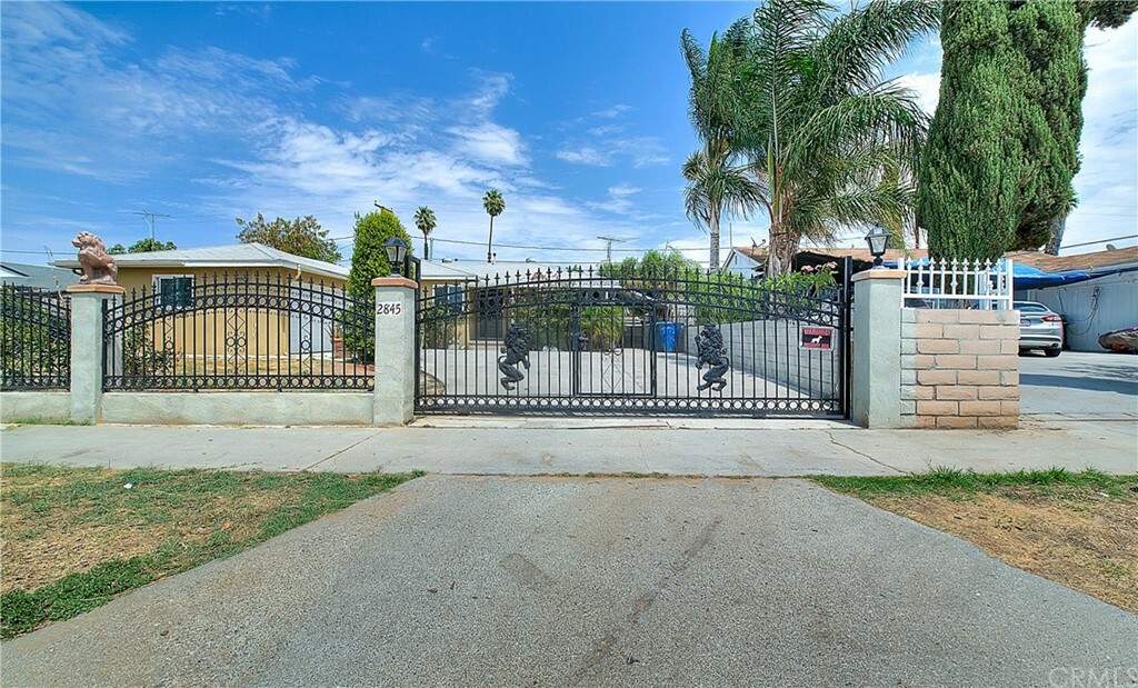Property Photo: 2845 Blackstone Avenue CA 92504