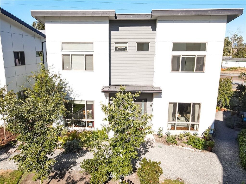 Property Photo: 4276 Greenbelt Station WA 98118