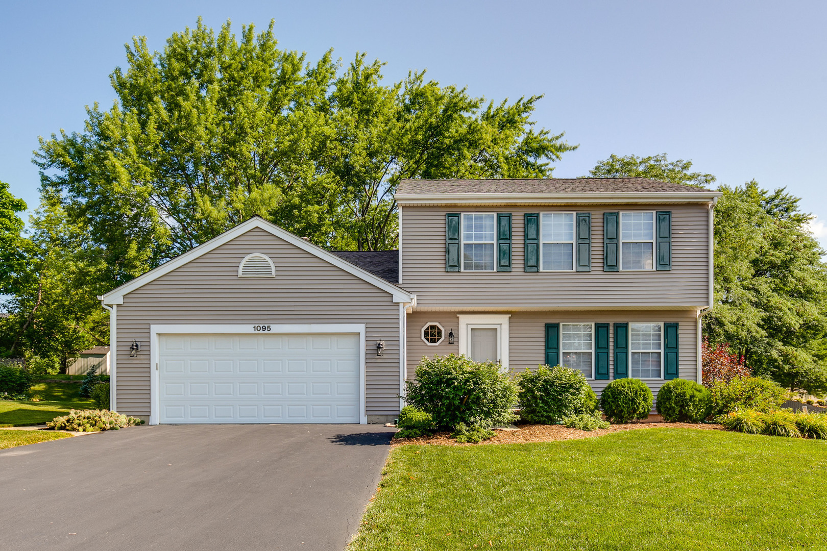 Property Photo: 1095 Brittany Road IL 60047