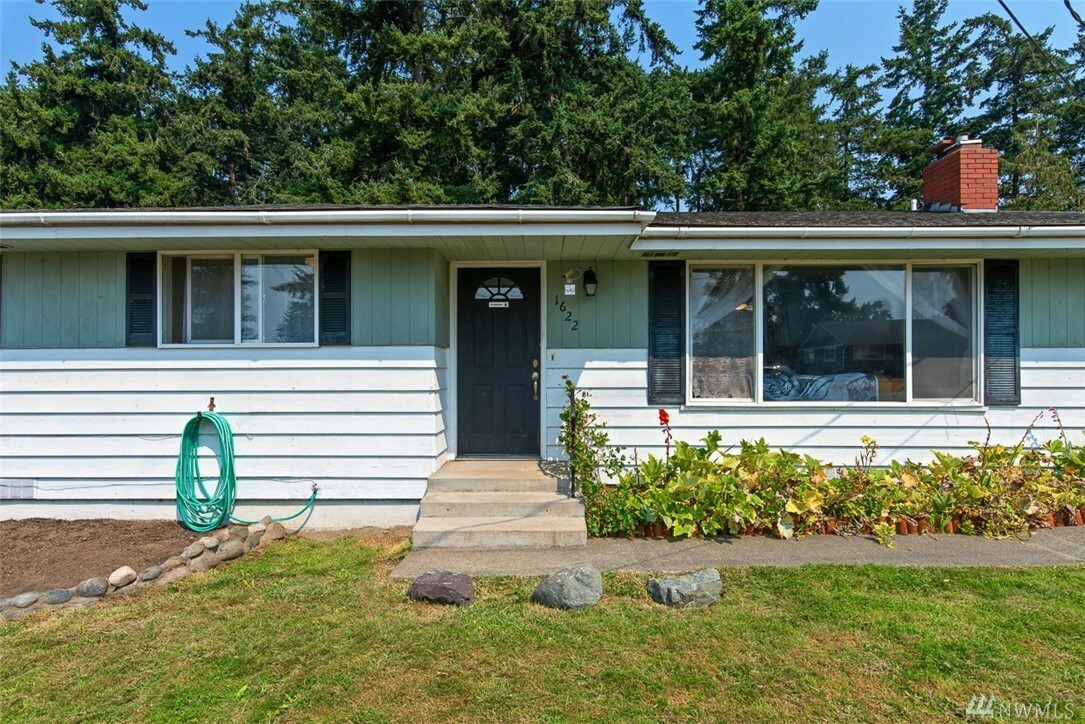 Property Photo:  1622 NE 5th Ave  WA 98277 