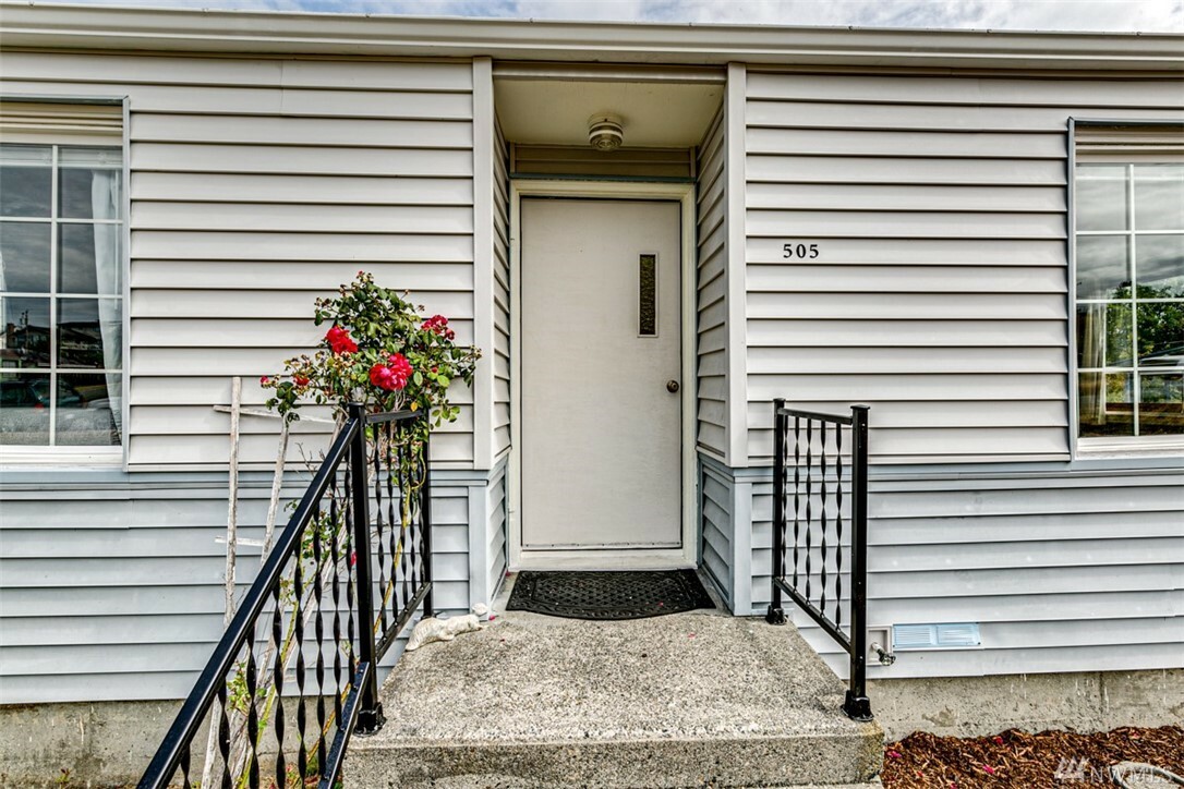 Property Photo:  505 E Tenth St  WA 98362 