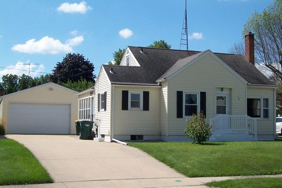Property Photo:  16 Chapman Pl  WI 53963 
