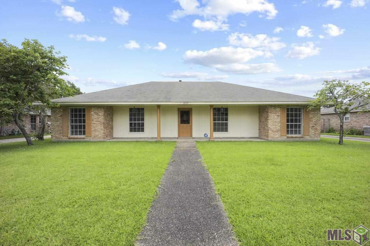 Property Photo: 2237 Stonewood Dr LA 70816