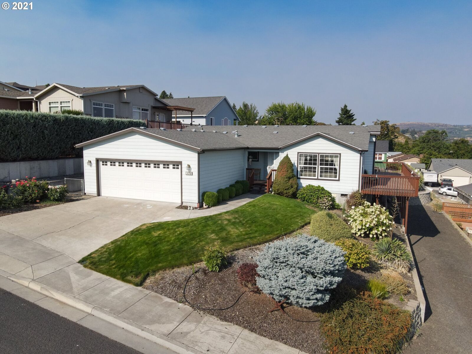 Property Photo: 1703 Golden Way OR 97058
