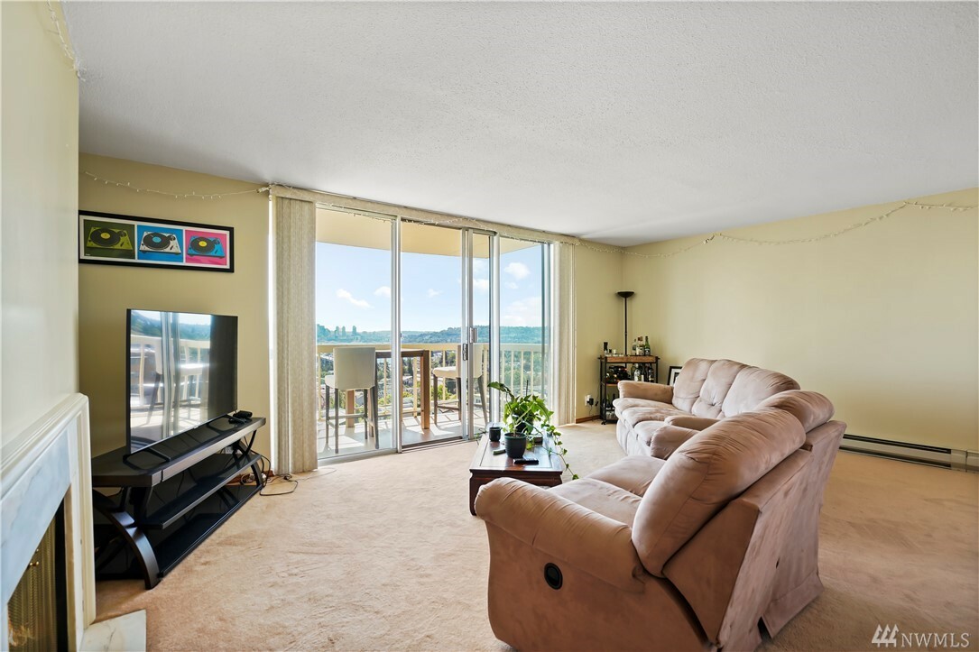 Property Photo: 4540 8th Ave NE 1401 WA 98105
