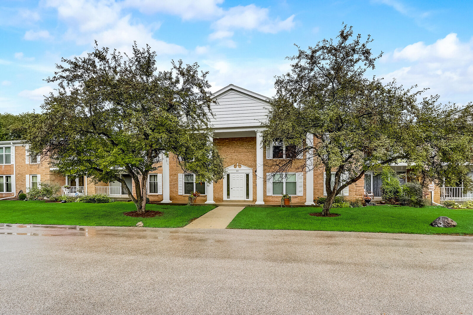 Property Photo: 937 W Heritage Ct 109 WI 53092