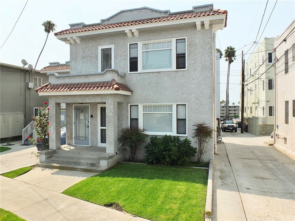 Property Photo: 3920 E 1st Street CA 90803