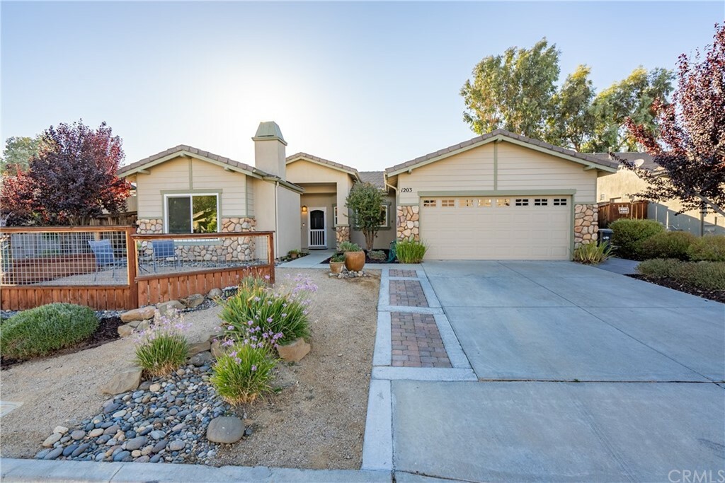 Property Photo:  1203 Grassy Hollow Way  CA 93446 