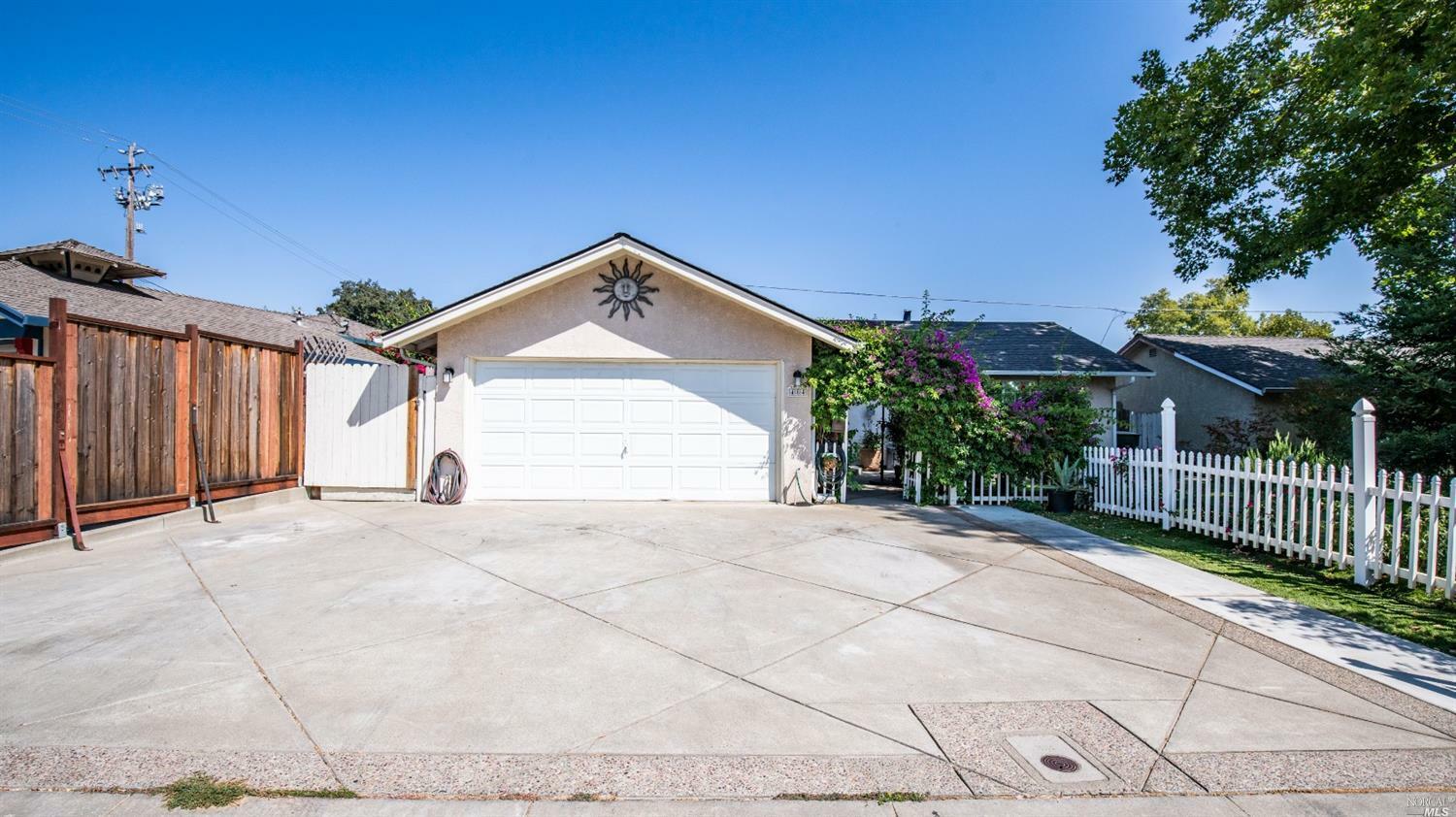 Property Photo:  484 Buckeye Street  CA 95688 