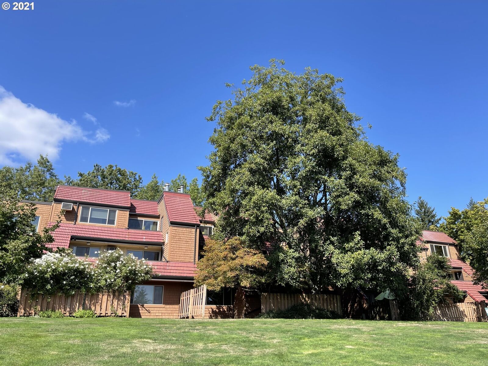 Property Photo: 142 Oswego Smt OR 97035