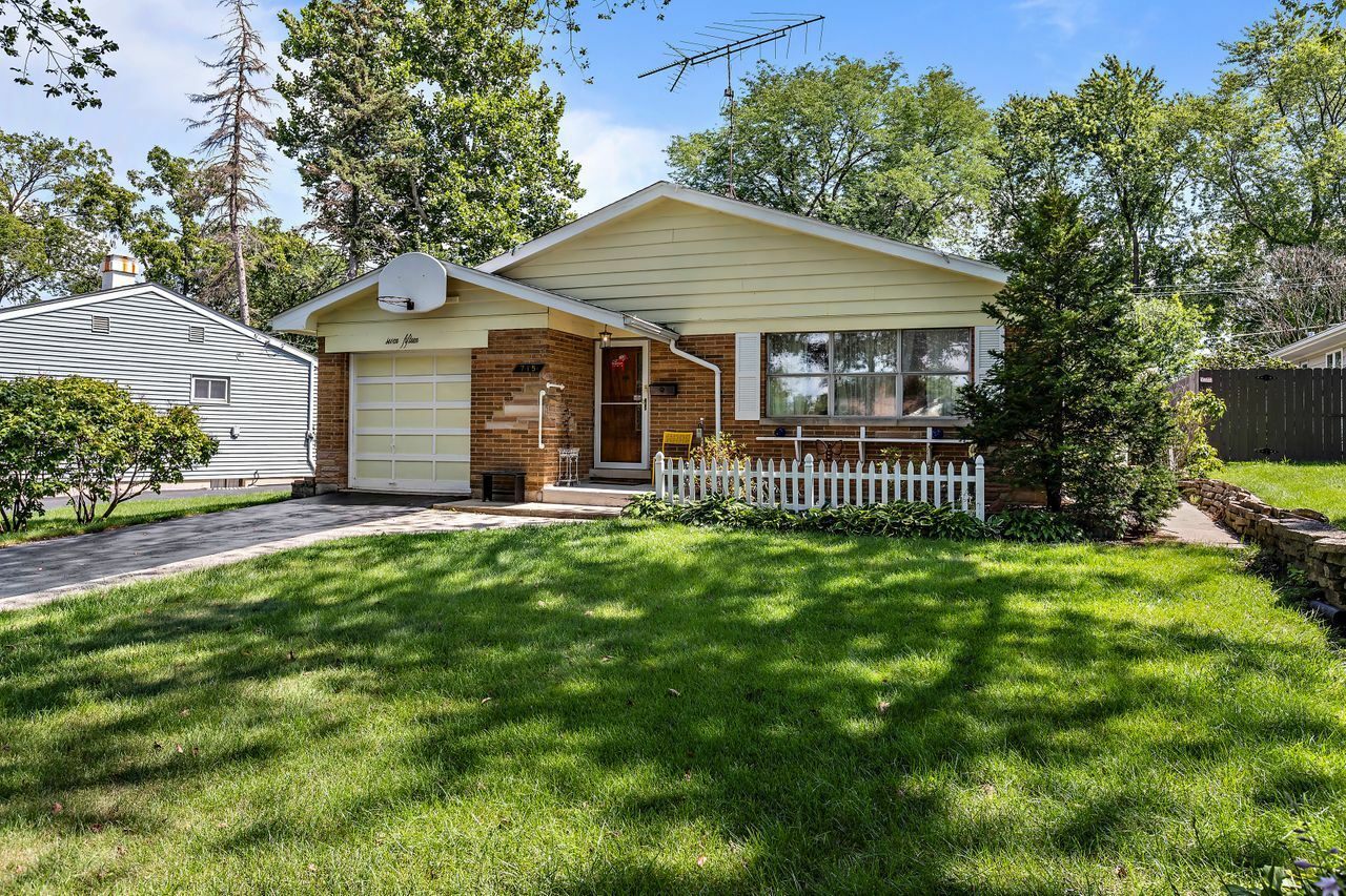 Property Photo:  715 S Gables Boulevard  IL 60189 