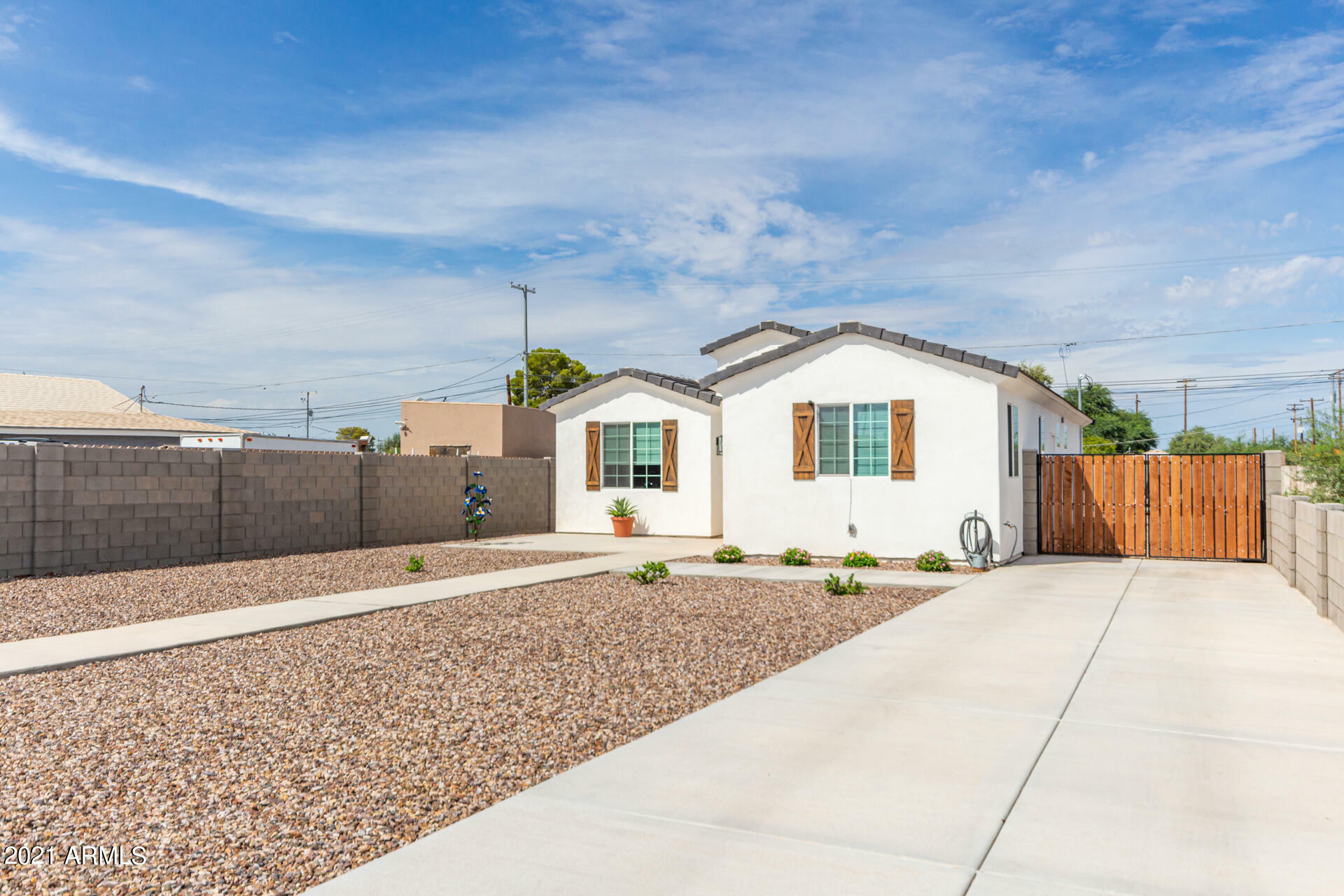 Property Photo:  828 N Main Street  AZ 85128 