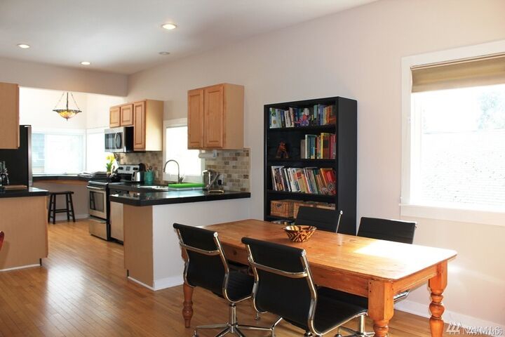 Property Photo:  806 W Argand St  WA 98119 