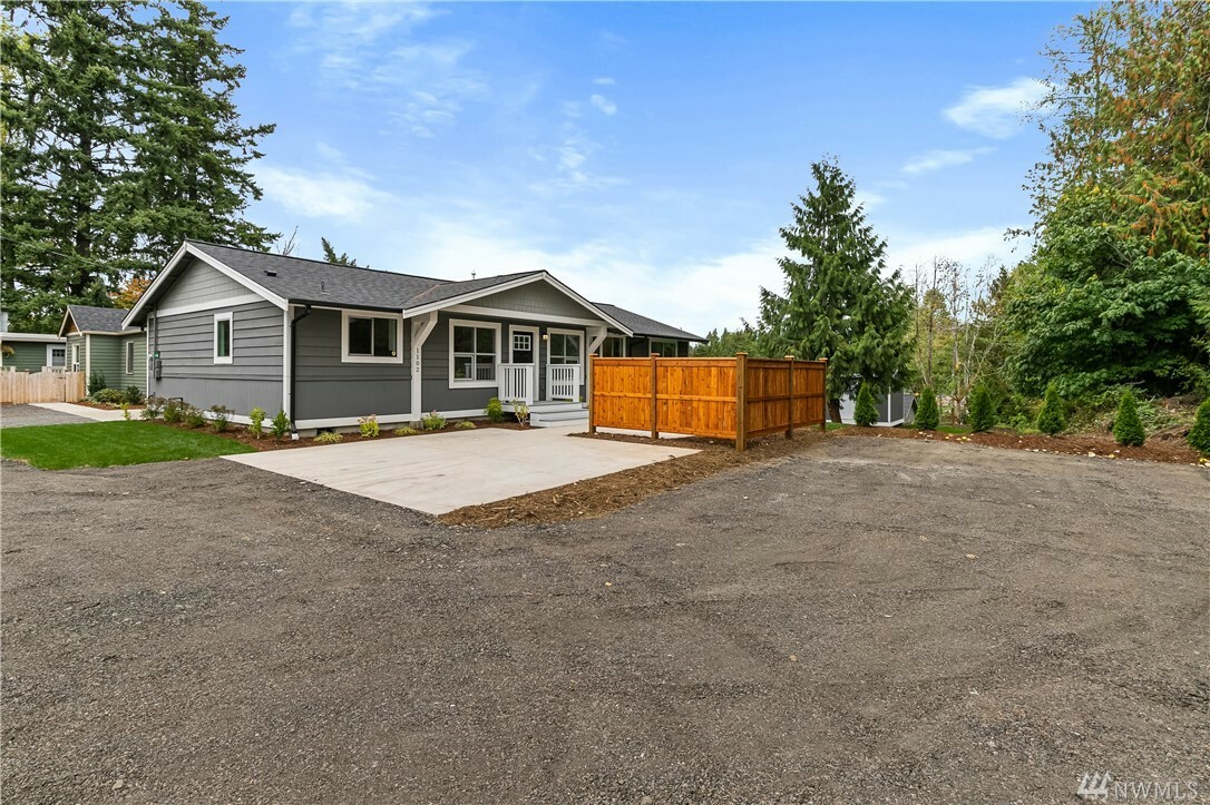 Property Photo:  1102 Yew St  WA 98229 