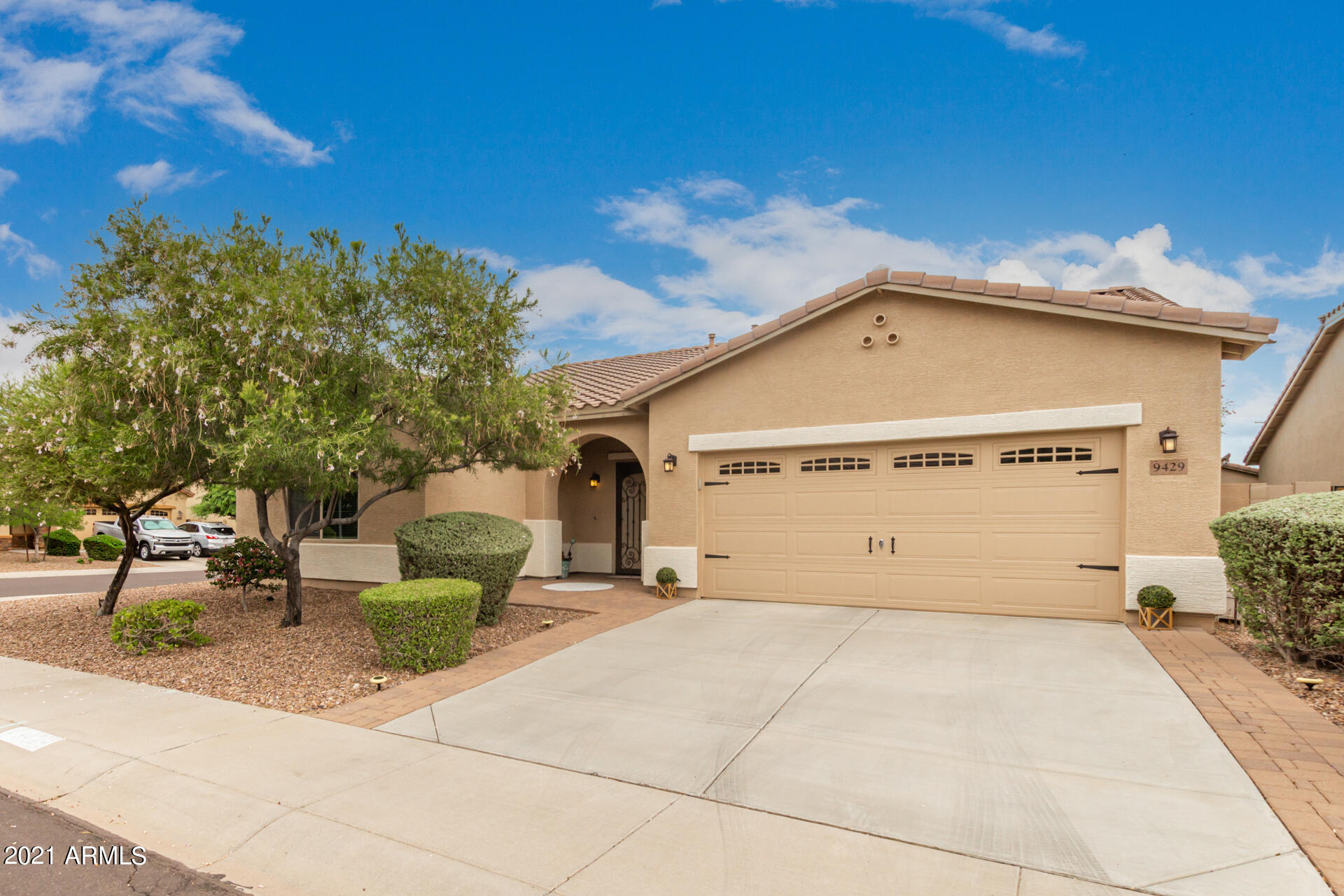 Property Photo: 9429 N Irish Court AZ 85355