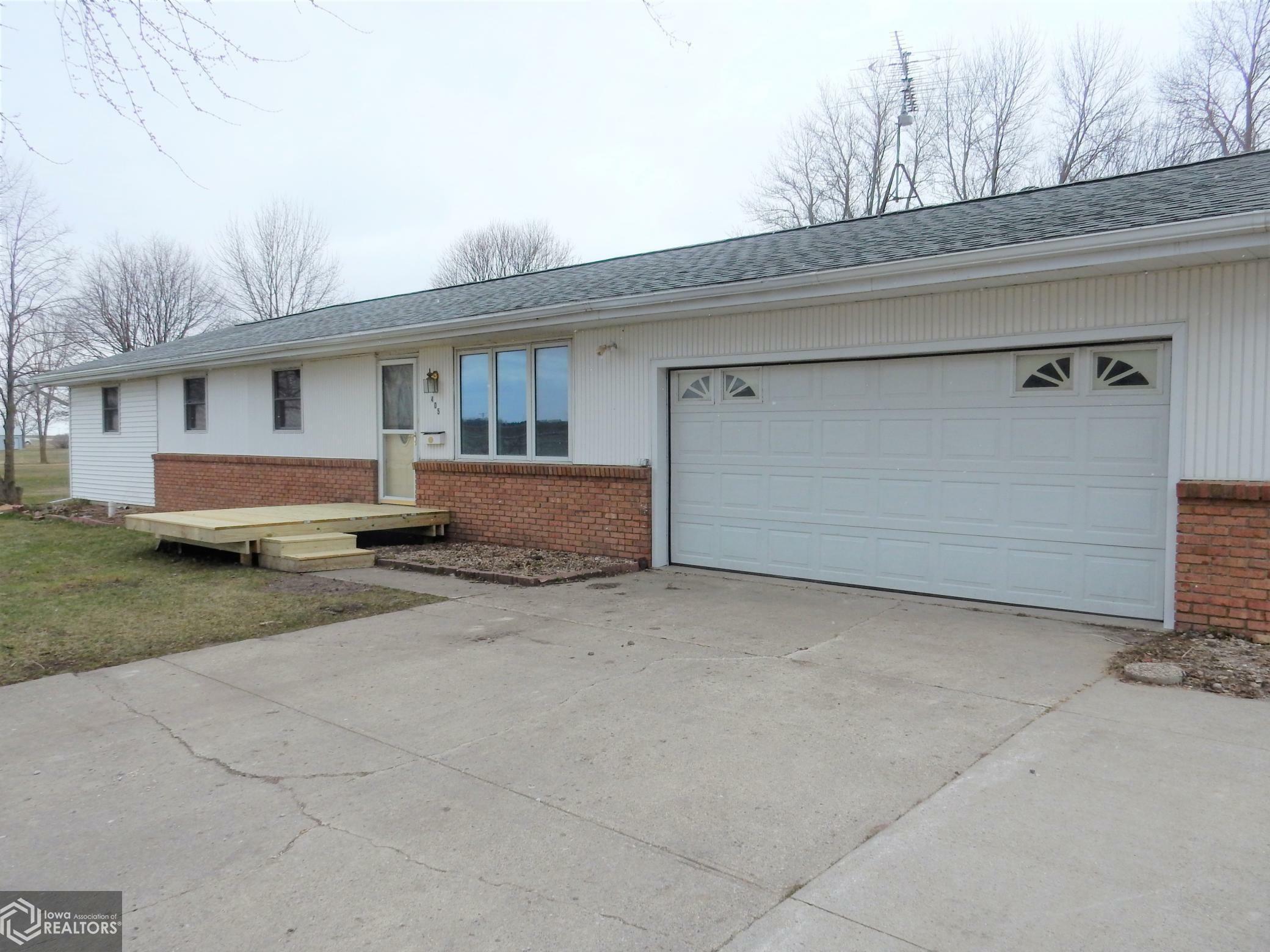 Property Photo:  405 Marston Street  IA 50431 