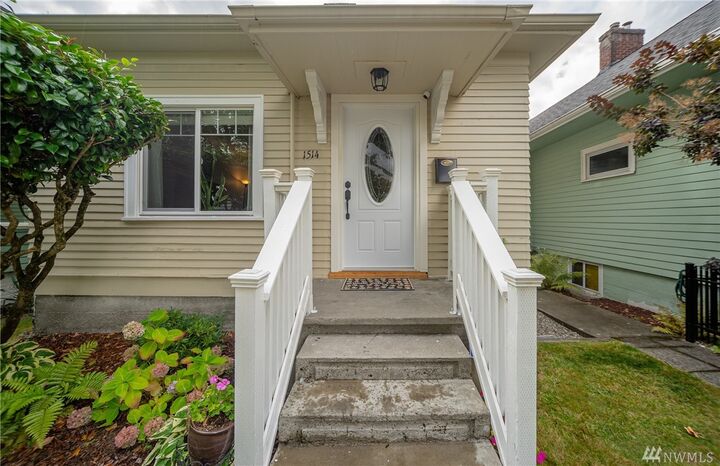 Property Photo:  1514 Colby Ave  WA 98201 