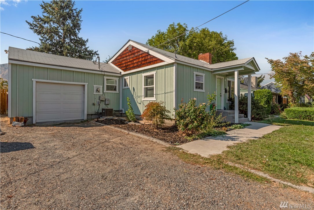 Property Photo:  610 Pearl St  WA 98801 