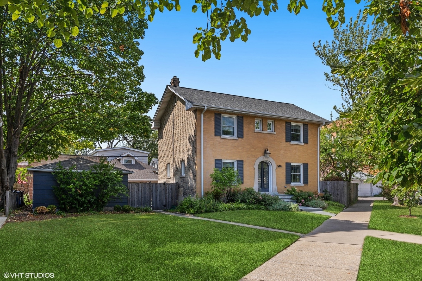 Property Photo:  4750 N Manor Avenue  IL 60625 