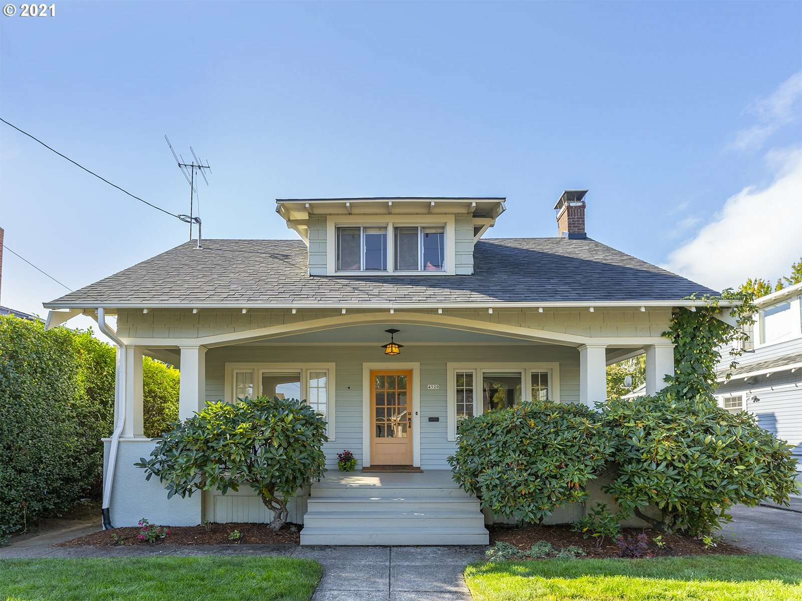 Property Photo: 4520 SE Windsor Ct OR 97206