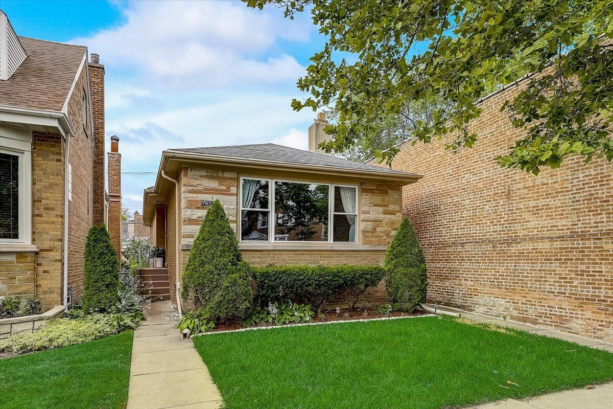 Property Photo: 6255 W Peterson Avenue IL 60646
