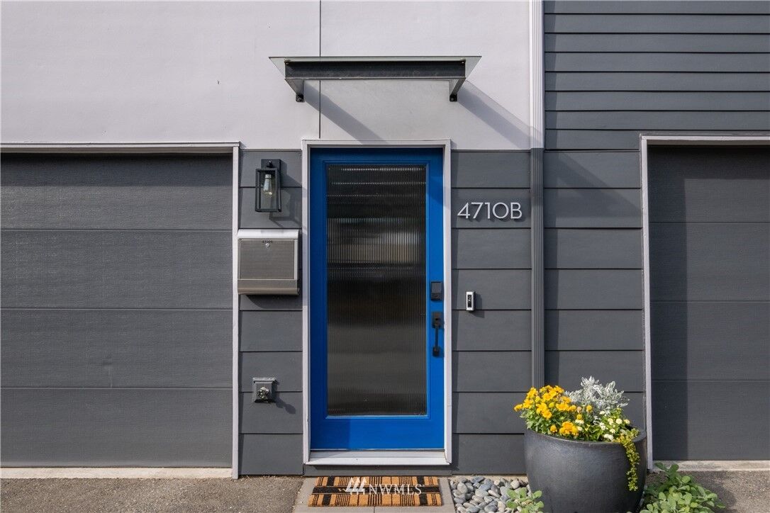 Property Photo:  4710 37th Avenue SW B  WA 98126 