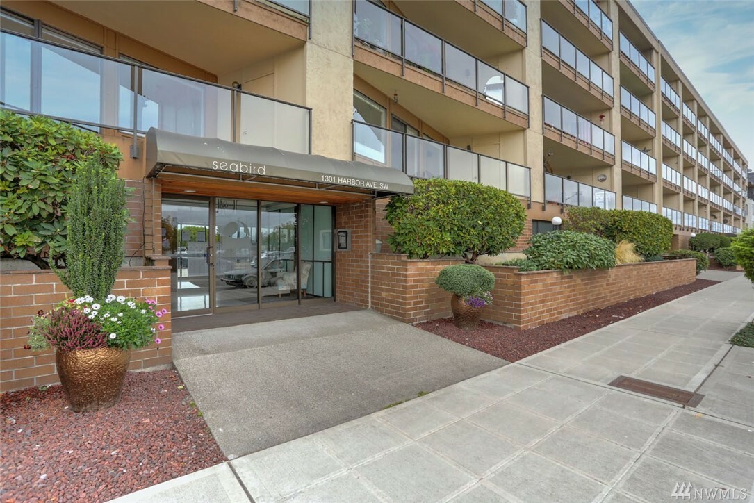 Property Photo:  1301 Harbor Ave SW 208  WA 98116 