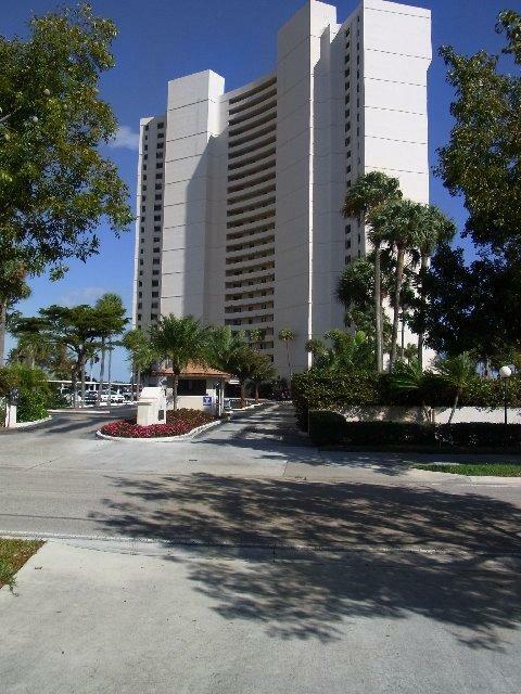 Property Photo:  5200 N Flagler 304 Drive 304  FL 33407 