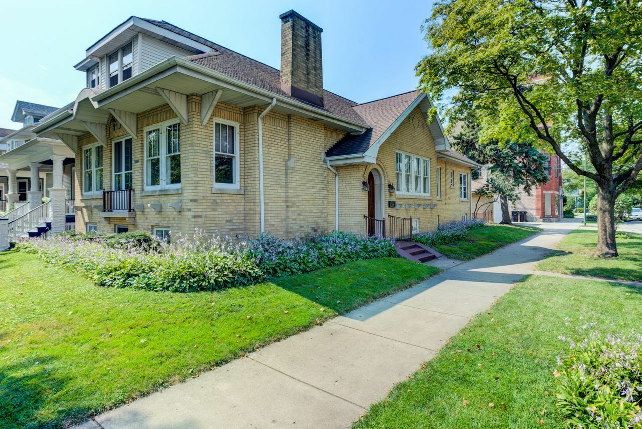 Property Photo:  4054 N Lawler Avenue  IL 60641 