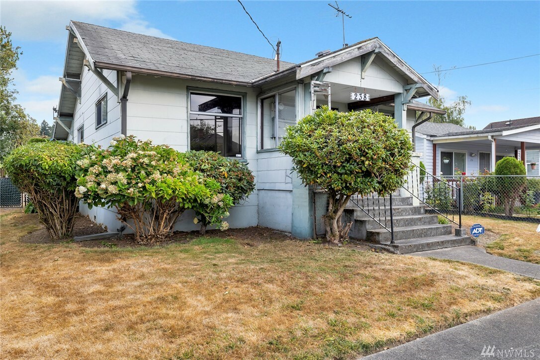 Property Photo:  238 Meadow Ave N  WA 98057 