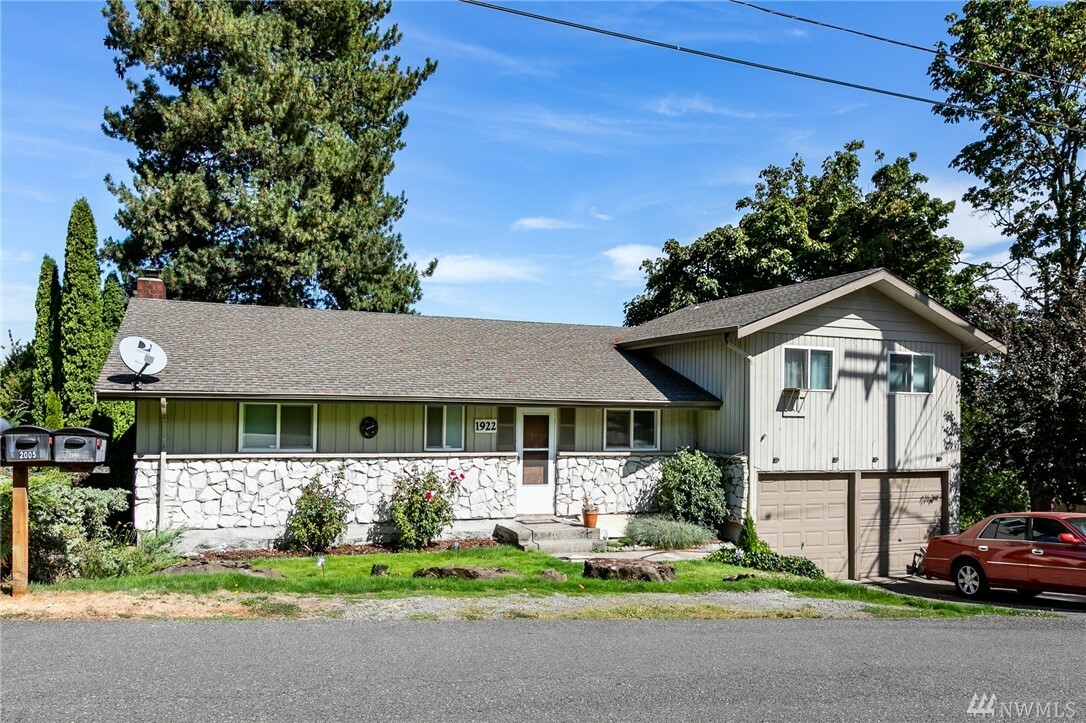 Property Photo:  1922 S 104th St  WA 98168 