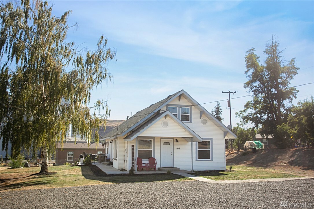 Property Photo: 104 W First St WA 99348