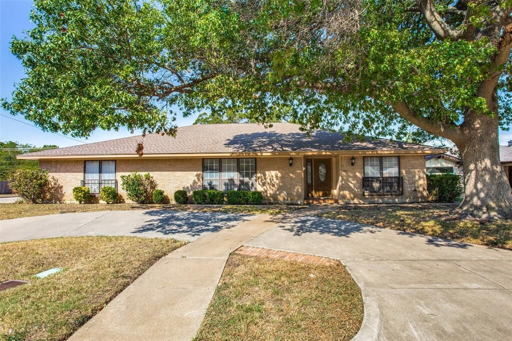 Property Photo: 5012 South Drive TX 76132