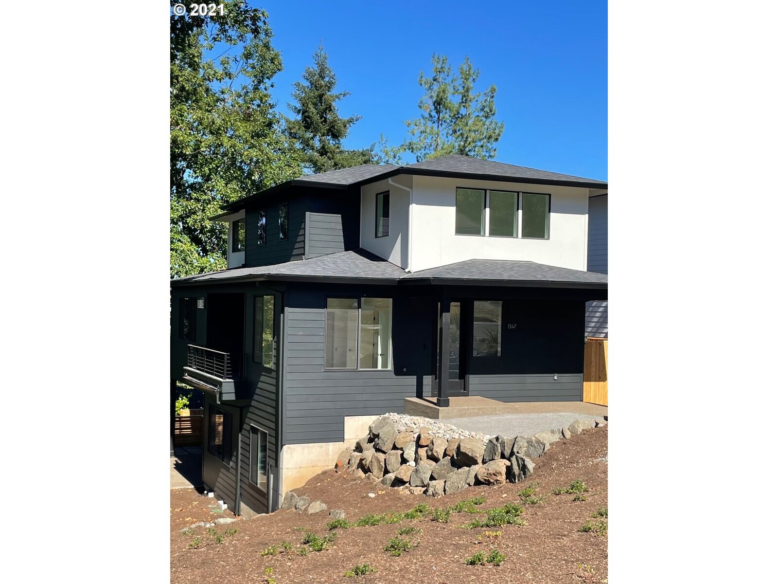 Property Photo:  1547 Pine St  OR 97034 