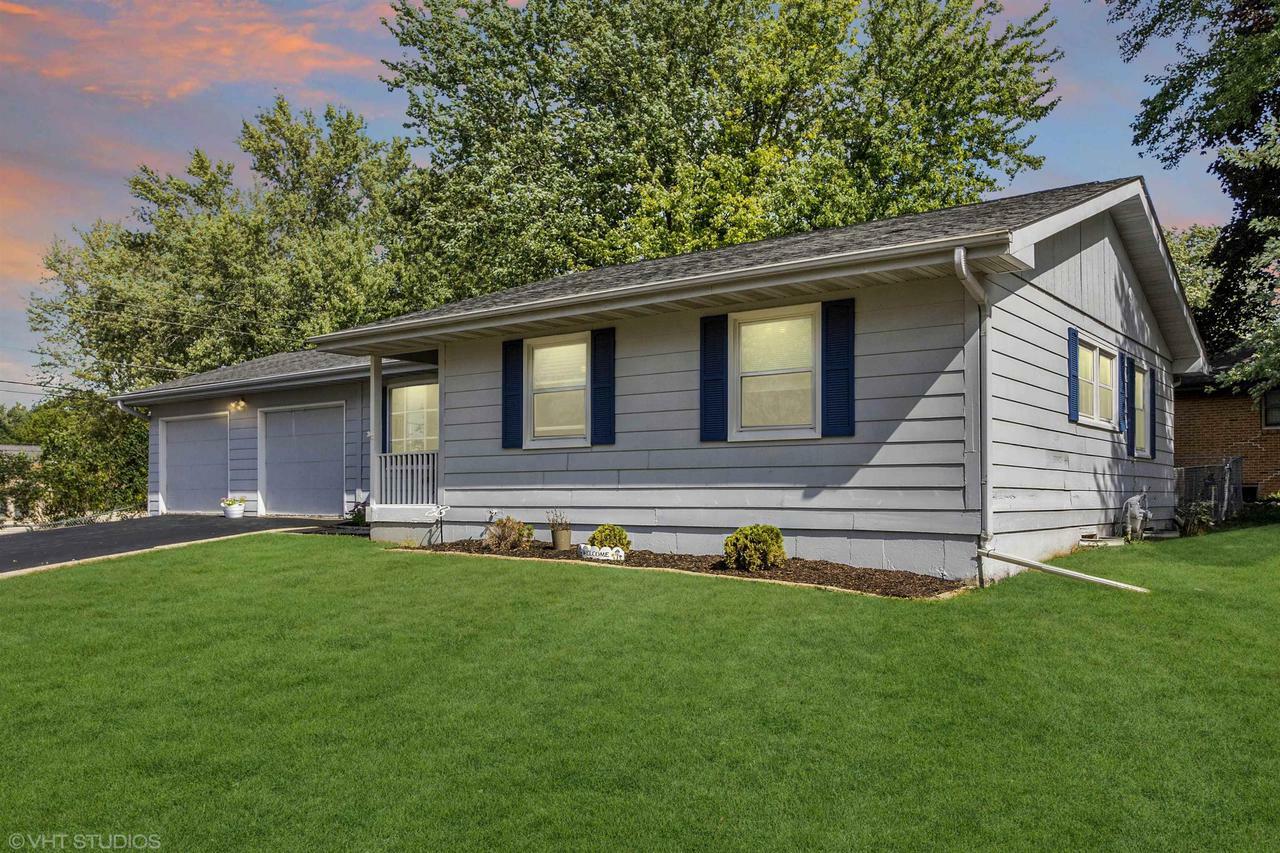 Property Photo:  1 North Highland Ct  IL 61084 