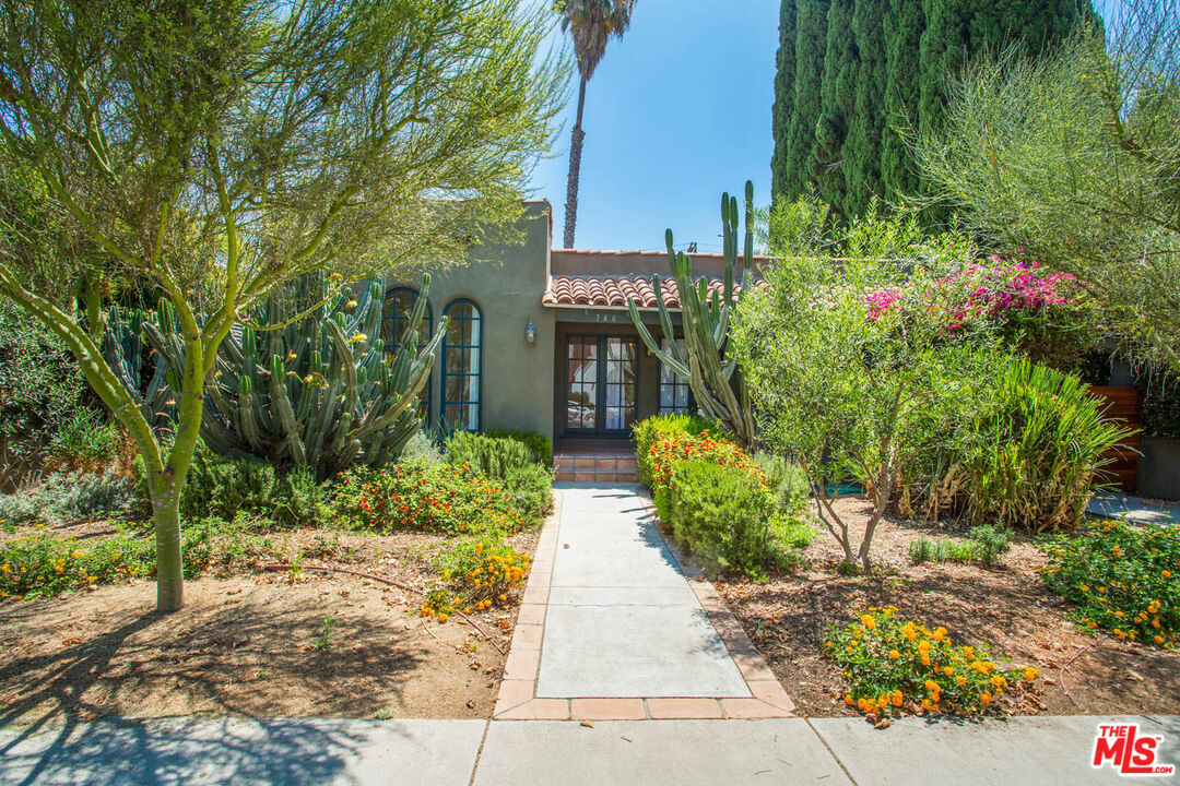 Property Photo: 746 N Citrus Ave CA 90038