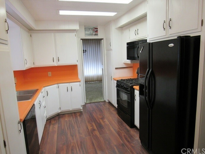 Property Photo:  1525 W Oakland Avenue 110  CA 92543 