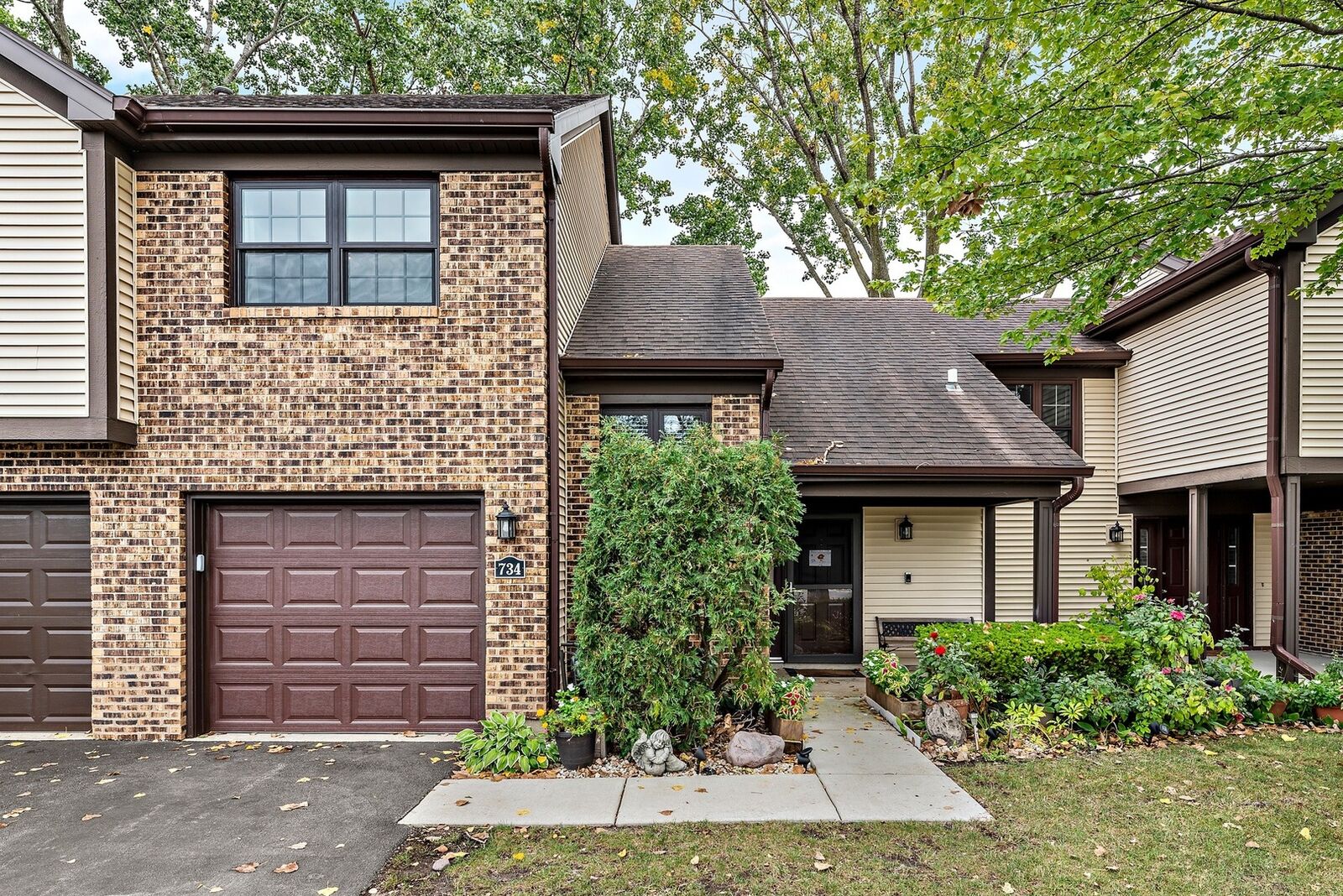 Property Photo:  734 Brandon Place  IL 60090 