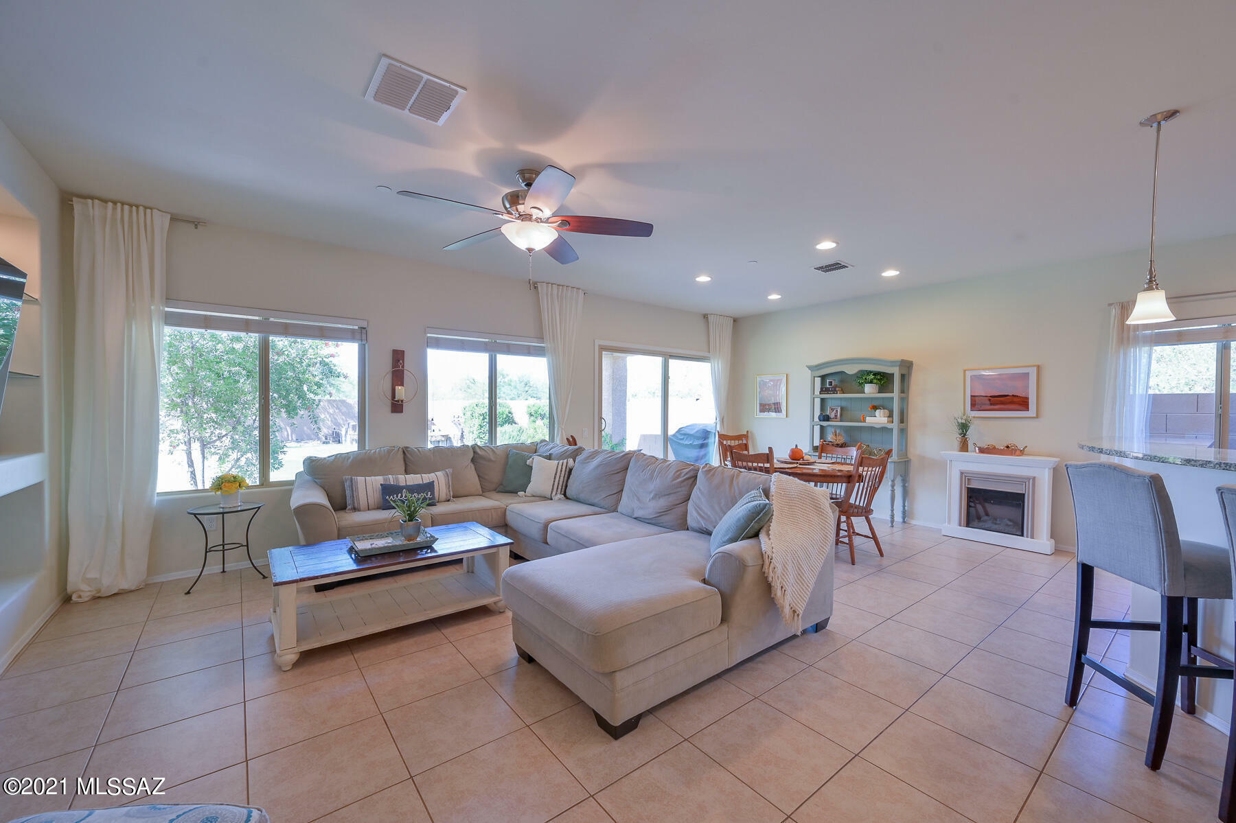 Property Photo: 8111 N Circulo El Palmito AZ 85704