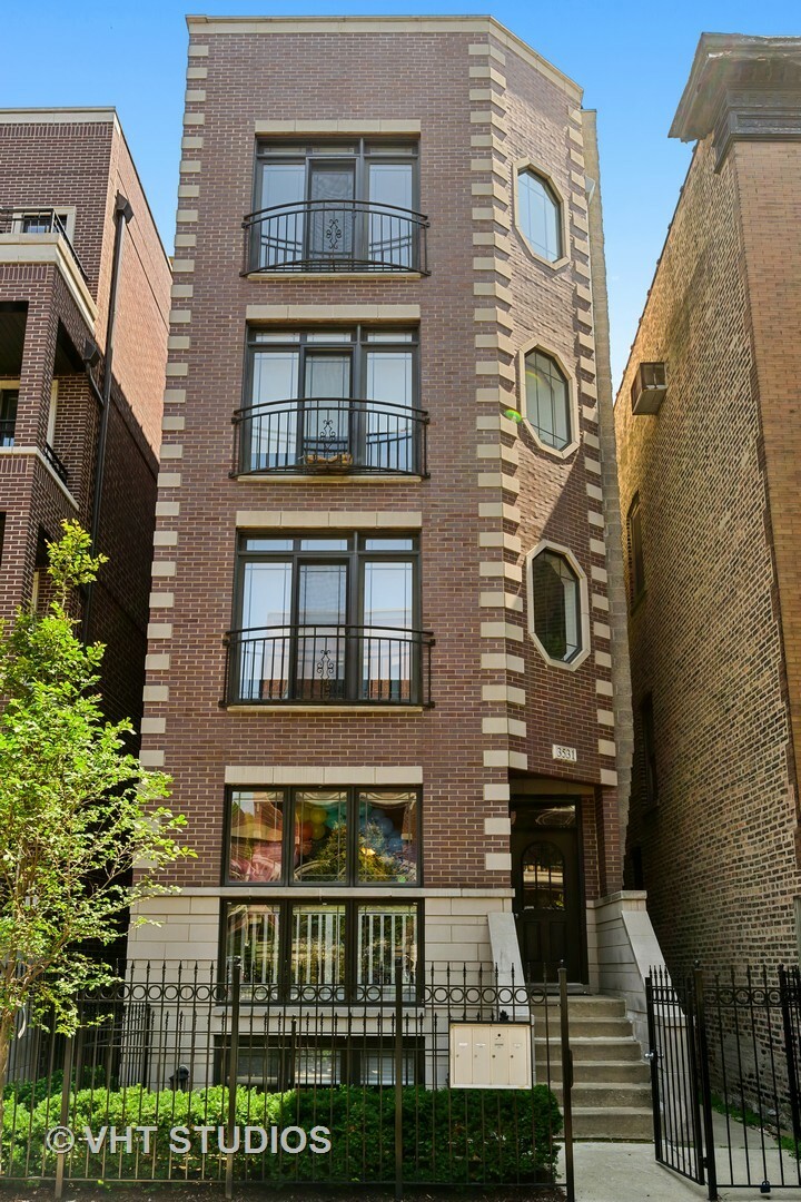 Property Photo: 3531 N Wilton Avenue 4 IL 60657