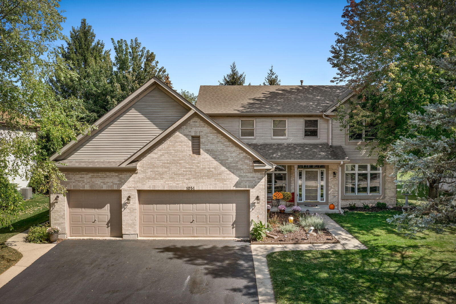 Property Photo: 1051 Glacier Parkway IL 60102