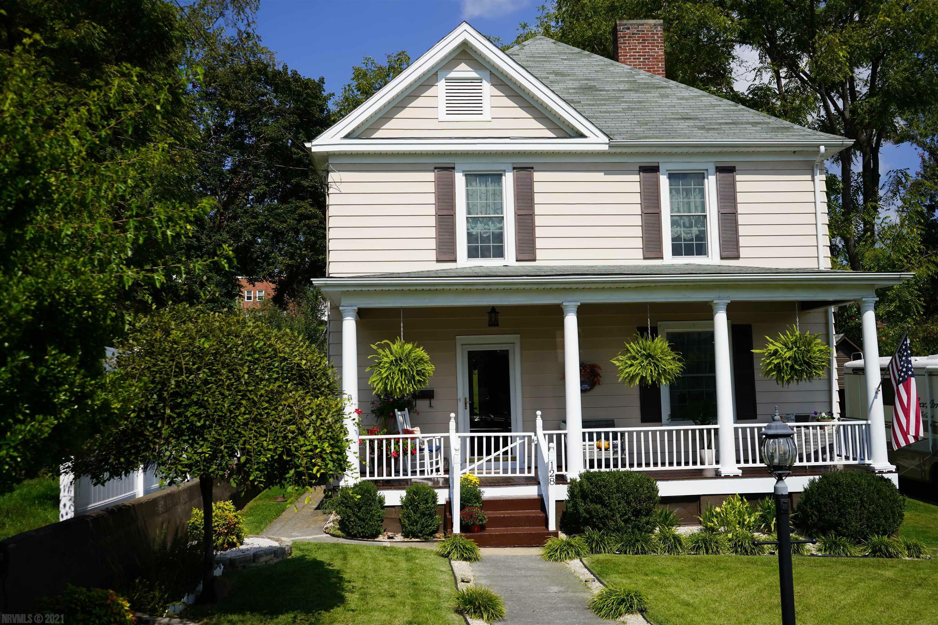 Property Photo:  128 6th Street NW  VA 24301 